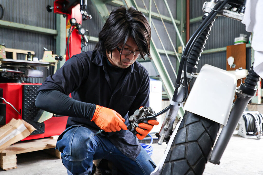バイクの点検をする代表